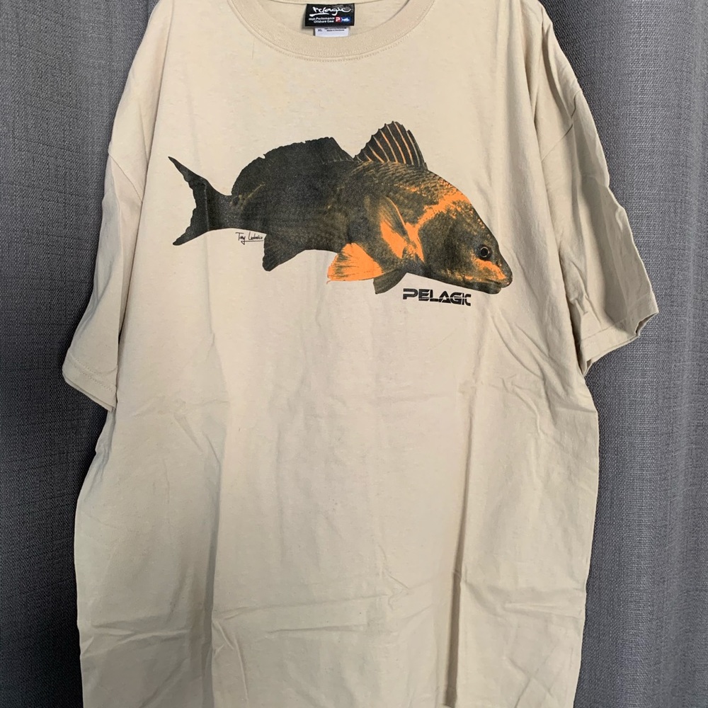 Men’s Pelagic tan XL t-shirt.